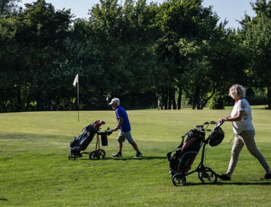 To spillere på golfbanen hos Mollerup Golf Club