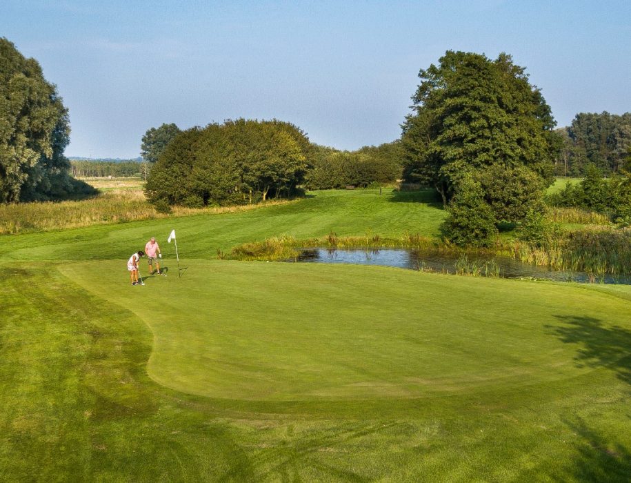 Udsigt over Mollerup Golf Clubs golfbane en sommerdag